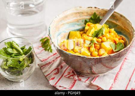 Vegan Kichererbsen Gemüse Curry mit Kokosmilch und Koriander. Saubere Konzept essen. Stockfoto