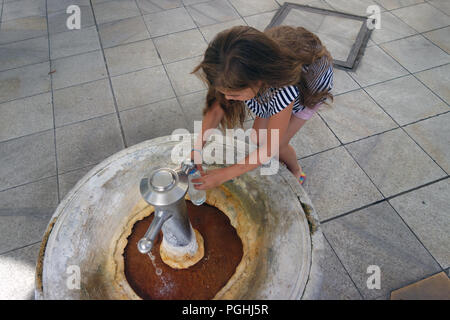 Junge Mädchen an einer Mineral Spring Brunnen in Karlsbad Tschechien tippen Stockfoto