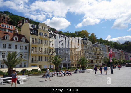 Street Scene von Promenade in der Kurstadt Karlovy Vary (Karlsbad) in Südböhmen in der Tschechischen Republik Stockfoto