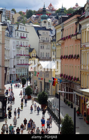 Street Scene von Promenade in der Kurstadt Karlovy Vary (Karlsbad) in Südböhmen in der Tschechischen Republik Stockfoto