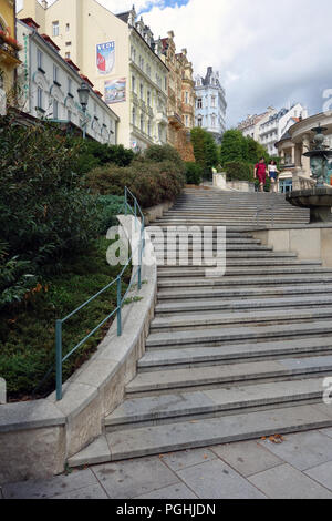 Elegant geschwungene Treppe in der Kurstadt Karlovy Vary (Karlsbad) in der Region Südböhmen in der Tschechischen Republik Stockfoto