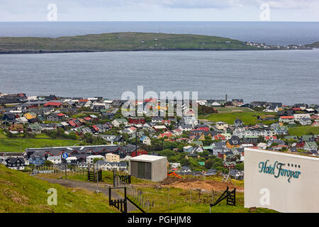 Hotel Foroyar in Torshavn mit Nolsoy in einem Abstand, Streymoy, Färöer Färöer Stockfoto