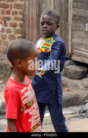 ACCRA, GHANA - Jan 8, 2017: Unbekannter ghanaischen Jungen spielen auf dem lokalen Markt. Menschen in Ghana Leiden der Armut aufgrund der wirtschaftlichen Situation Stockfoto