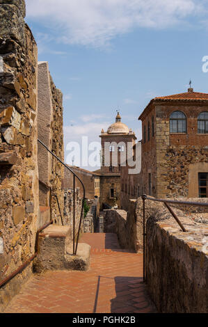 Wandern an der Wand der mittelalterlichen Stadt von Caceres, Extremadura. Foto von Pulpitos Turm, das Ende des Weges. Blick auf Denkmäler in einem sonnigen Tag. Stockfoto