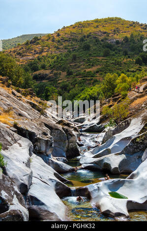 Los Pilones im Naturpark der Garganta de Los Infiernos, Tal von Jerte in der Extremadura. Natürliche Pools geeignet für Badewanne in Monroy River. Stockfoto