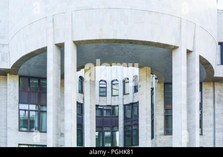 Generische Stadt modernes weißes Gebäude außen mit halbrunde Leiste mit Säulen. Altstadt großes Haus mit weißen Wänden und Säulen Stockfoto