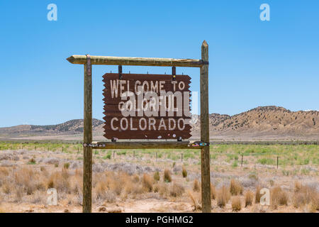 Dinosaurier, UT - 22. JUNI 2018: Willkommen im bunten Colorado State Border Zeichen entlang der Route 40 entlang der Grenze Colorado-Utah Stockfoto