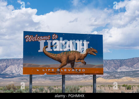 Dinosaurier, UT - 22. JUNI 2018: Willkommen in Utah State Border Zeichen entlang der Route 40 entlang der Grenze Colorado-Utah Stockfoto