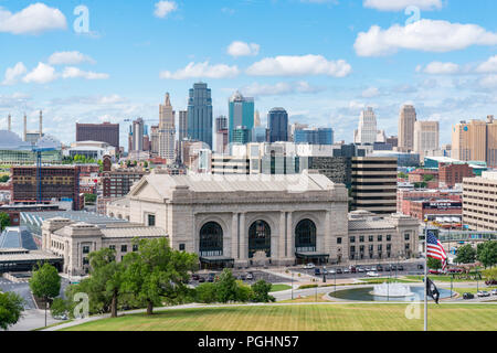 KANSAS CITY, MO - 20. JUNI 2018: Kansas City Missouri Skyline mit Union Station Stockfoto