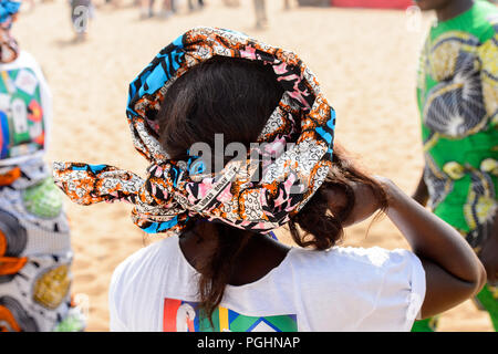 OUIDAH, BENIN - Jan 10, 2017: Unbekannter beninischen Frau mit Kopftuch an der voodoo Festival, das jährlich im Januar gefeiert wird, 10. Stockfoto