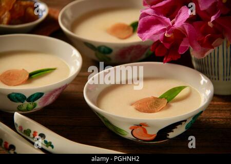 Tau Huay oder Douhua, die weichen Tofu Pudding mit zuckerhaltigen Wasser, in Hahn crockeries Stockfoto