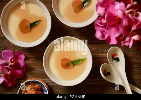 Tau Huay oder Douhua, die weichen Tofu Pudding mit zuckerhaltigen Wasser, in Hahn crockeries Stockfoto