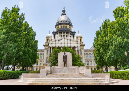 Abraham Lincoln Statue vor der Illinois State Capital Building in Springfield, Illinois Stockfoto