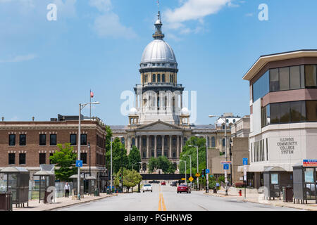 SPRINGFIELD, IL - 19. JUNI 2018: Illinois State Capitol von East Capitol Avenue Stockfoto