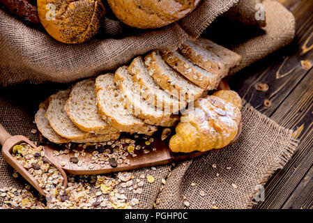 Noch immer leben Foto von Brot und Backwaren im Weidenkorb. Amerikanische und französische Toast zum Frühstück. Stockfoto