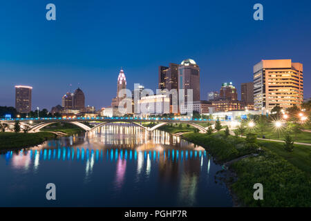 Columbus, Ohio City Night Skyline entlang der Scioto River Stockfoto