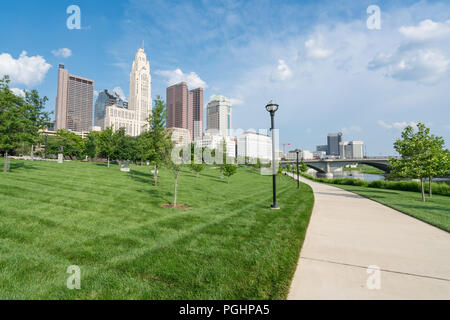 COLUMBUS, OH- - Juni 17, 2018: Columbus, Ohio City Skyline von Battelle Riverfront Park Stockfoto