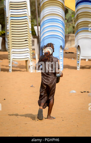 OUIDAH, BENIN - Jan 10, 2017: Unbekannter beninischen Frau geht an der voodoo Festival, das jährlich im Januar gefeiert wird, 10. Stockfoto