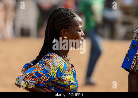 OUIDAH, BENIN - Jan 10, 2017: Unbekannter beninischen Frau mit Zopfbändchen-verzierung am Voodoo Festival, das jährlich im Januar gefeiert wird, 10. Stockfoto