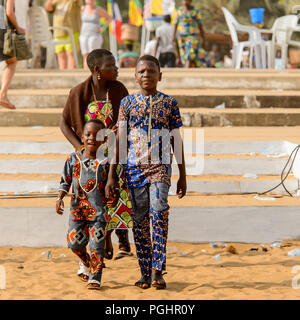 OUIDAH, BENIN - Jan 10, 2017: Unbekannter beninischen Kinder Spaziergang an der voodoo Festival, das jährlich im Januar gefeiert wird, 10. Stockfoto