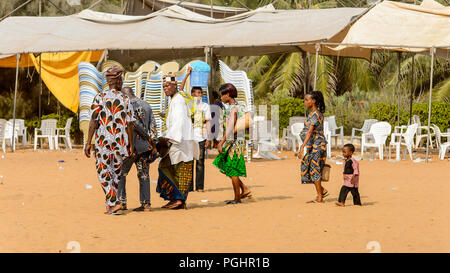 OUIDAH, BENIN - Jan 10, 2017: Unbekannter beninischen Volk Spaziergang an der voodoo Festival, das jährlich im Januar gefeiert wird, 10. Stockfoto