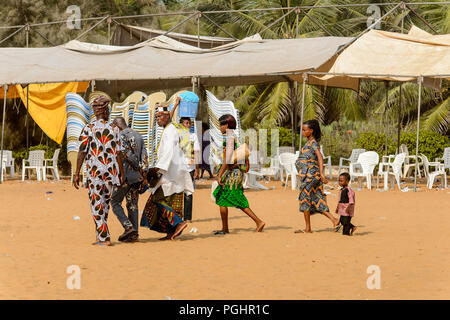 OUIDAH, BENIN - Jan 10, 2017: Unbekannter beninischen Volk Spaziergang an der voodoo Festival, das jährlich im Januar gefeiert wird, 10. Stockfoto