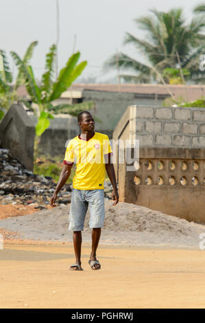 OUIDAH, BENIN - Jan 10, 2017: Unbekannter beninischen Mann auf der Straße. Benin Menschen leiden unter der Armut wegen der schlechten Konjunktur Stockfoto