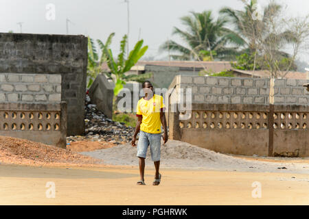 OUIDAH, BENIN - Jan 10, 2017: Unbekannter beninischen Mann auf der Straße. Benin Menschen leiden unter der Armut wegen der schlechten Konjunktur Stockfoto
