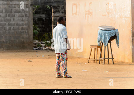 OUIDAH, BENIN - Jan 10, 2017: Unbekannter beninischen Mann steht auf der Straße. Benin Menschen leiden unter der Armut wegen der schlechten Konjunktur Stockfoto