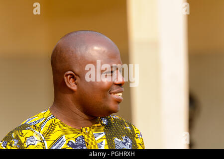 OUIDAH, BENIN - Jan 10, 2017: Unbekannter Beninischen lächelt auf der Straße. Benin Menschen leiden unter der Armut wegen der schlechten Konjunktur Stockfoto