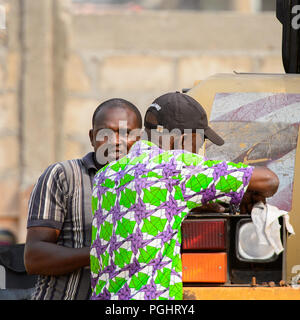 OUIDAH, BENIN - Jan 10, 2017: Unbekannter beninischen Mann arbeiten auf der Straße. Benin Menschen leiden unter der Armut wegen der schlechten Konjunktur Stockfoto