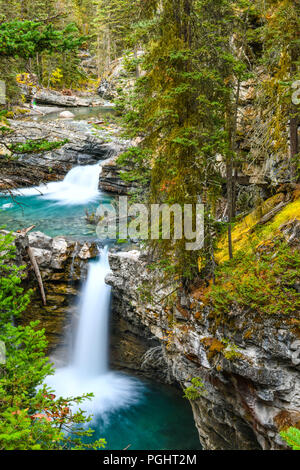 Johnston Canyon Wasserfälle im Nationalpark Banff, Canadian Rockies, Alberta, Kanada Stockfoto