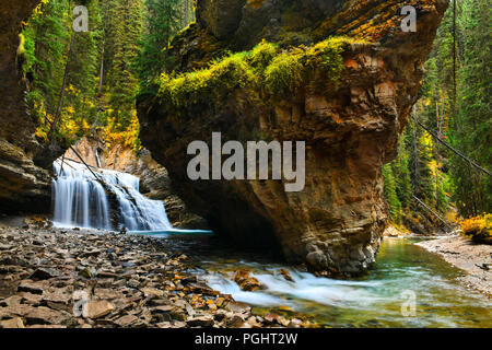 Johnston Canyon Wasserfälle im Nationalpark Banff, Canadian Rockies, Alberta, Kanada Stockfoto