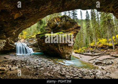 Johnston Canyon Wasserfälle im Nationalpark Banff, Canadian Rockies, Alberta, Kanada Stockfoto