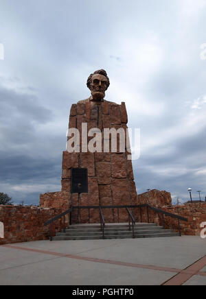 LARAMIE, Wyoming - Juli 25, 2018: Die riesige bronzene Büste der 16. amerikanische Präsident, Abraham Lincoln, sitzt auf einem Sockel aus Granit in Laramie Stockfoto