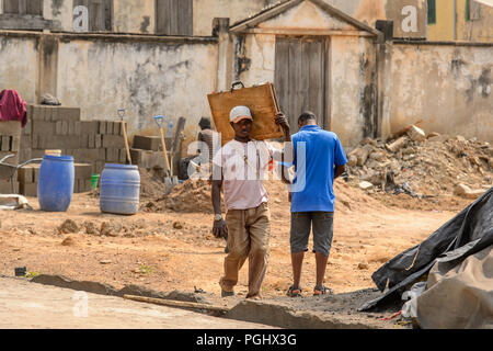 Zentrale Region, GHANA - Jan 17, 2017: Unbekannter Ghanaischen in lokalen Dorf. Menschen in Ghana Leiden der Armut wegen der schlechten Konjunktur Stockfoto