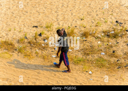 ELMINA, GHANA - Jan 18, 2017: Unbekannter Ghanaischen. Menschen in Ghana Leiden der Armut wegen der schlechten Konjunktur Stockfoto