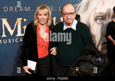 NEW YORK - Dez 10: Elaine Joyce und Neil Simon die Premiere von "Les Miserables teilnehmen" im Ziegfeld Theatre am Dezember 10, 2012 in New York City. Stockfoto