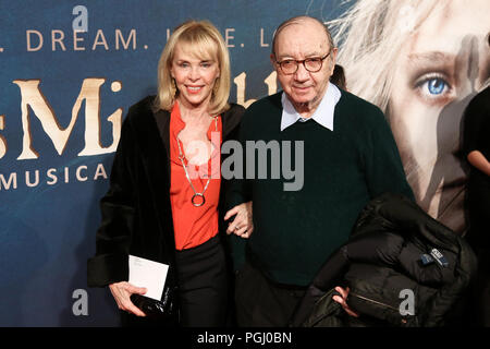 NEW YORK - Dez 10: Elaine Joyce und Neil Simon die Premiere von "Les Miserables teilnehmen" im Ziegfeld Theatre am Dezember 10, 2012 in New York City. Stockfoto