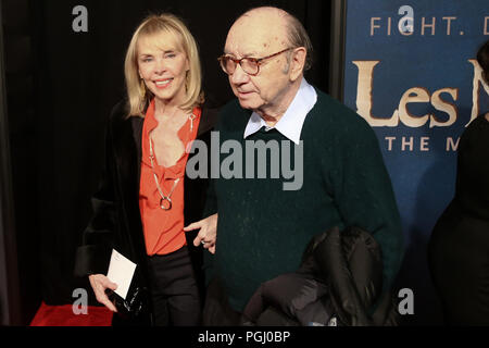 NEW YORK - Dez 10: Elaine Joyce und Neil Simon die Premiere von "Les Miserables teilnehmen" im Ziegfeld Theatre am Dezember 10, 2012 in New York City. Stockfoto