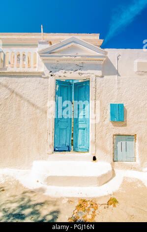 Typische blaue Tür in Emporio auf der Insel Santorini, Griechenland. Retro getönt Stockfoto