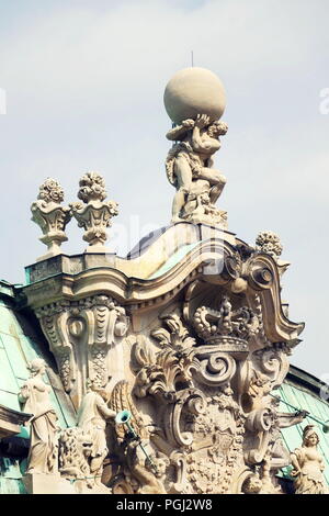 Atlas Gott statue Holding Sphäre auf Schultern, Wallpavillon, Zwinger, Dresden Stockfoto