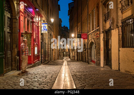 LYON, Frankreich - 21 August 2018: Bunte saint Jean Viertel in der Altstadt von Lyon, die berühmte und typische Altstadt der Stadt Lyon in der Nacht. Duboeuf berühmten Stockfoto