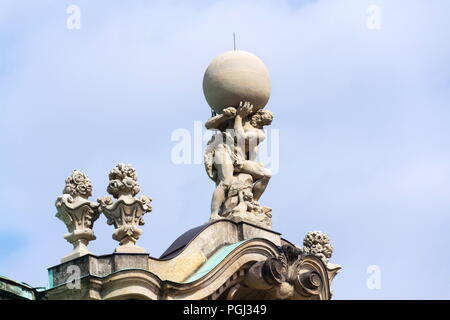 Atlas Gott statue Holding Sphäre auf Schultern, Wallpavillon, Zwinger, Dresden Stockfoto