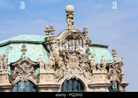 Atlas Gott statue Holding Sphäre auf Schultern, Wallpavillon, Zwinger, Dresden Stockfoto