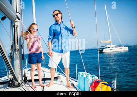 Familie von Vater und Tochter an Bord der Segelyacht in Sommer reisen Abenteuer Stockfoto