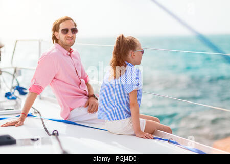 Vater und Tochter an Bord der Segelyacht Sonnenuntergang Stockfoto