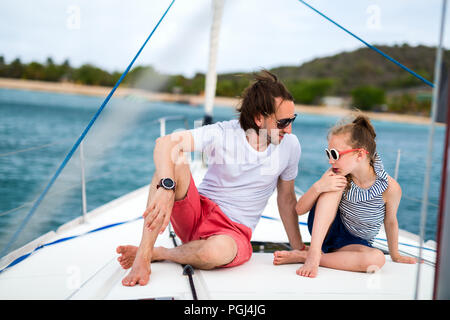 Vater und Tochter an Bord der Segelyacht in Sommer reisen Abenteuer Stockfoto