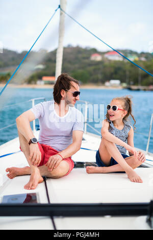 Vater und Tochter an Bord der Segelyacht in Sommer reisen Abenteuer Stockfoto