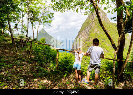 Zurück Familie von Vater und Tochter genießen Landschaft des Piton Berge auf der Insel St. Lucia in der Karibik anzeigen Stockfoto